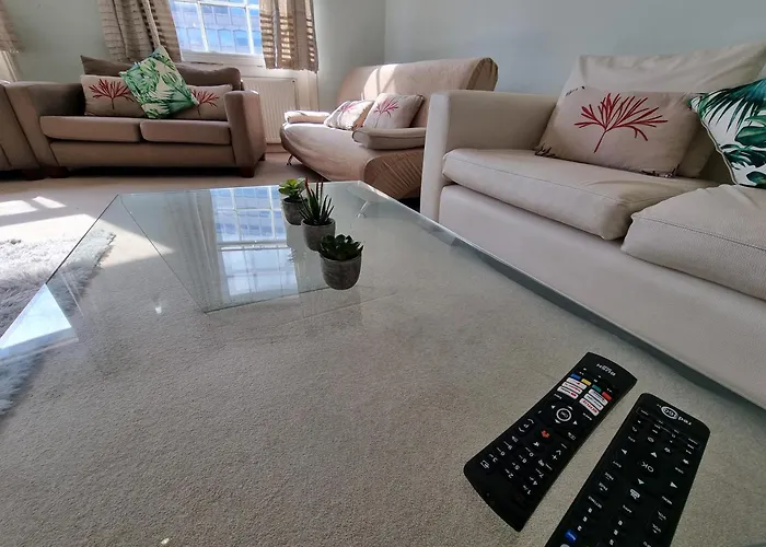 Budget Spacious Flat Fits 5 People In W2