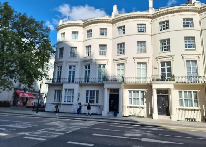 Budget Spacious Flat Fits 5 People In W2