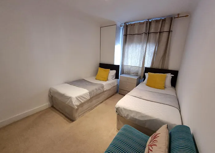 Budget Spacious Flat Fits 5 People In W2